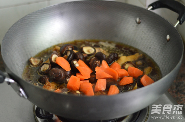 Stewed Chicken with Carrots and Mushrooms recipe