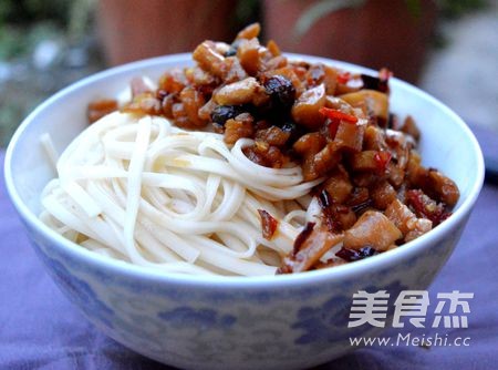 Spicy Bean Drum and Radish Noodles recipe