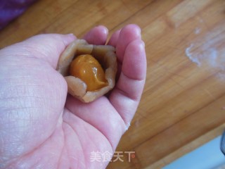 Snowy Mooncake with Lotus Seed Paste and Egg Yolk recipe