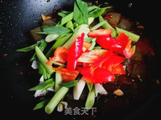 Stir-fried Jelly with Garlic Sprouts recipe