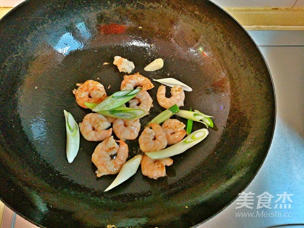 Scrambled Eggs with Tomato and Shrimp recipe
