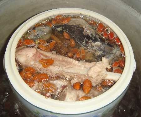 Stewed Black-bone Chicken with Ginseng and Wolfberry recipe