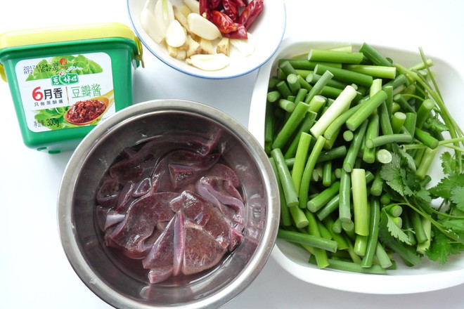 Stir-fried Pork Liver with Garlic Moss recipe