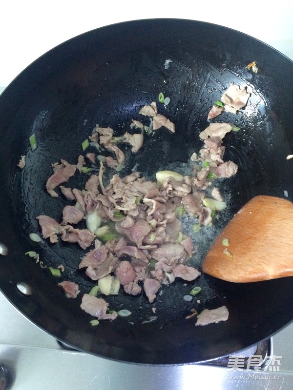 Stir-fried Pork with Garlic Stalks recipe