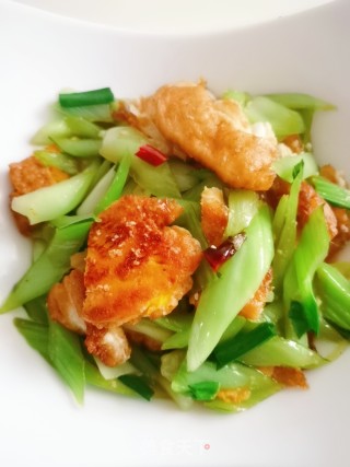 Stir-fried Poached Egg with Vegetable Stem recipe