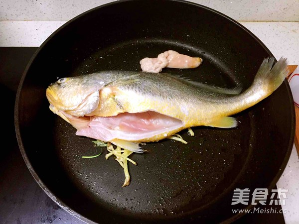 Braised Yellow Croaker in Puning Bean Sauce recipe