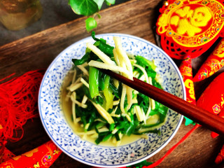 Stir-fried Shredded Bamboo Shoots with Leek recipe