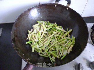 Fried Small Spring Bamboo Shoots with Pickled Vegetables recipe