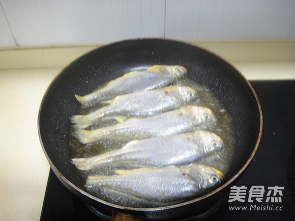 Sweet and Sour Yellow Croaker recipe