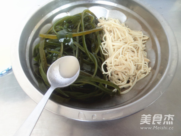 Enoki Mushroom Mixed with Kelp Shreds recipe