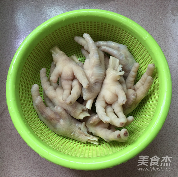 Spicy Braised Chicken Feet recipe