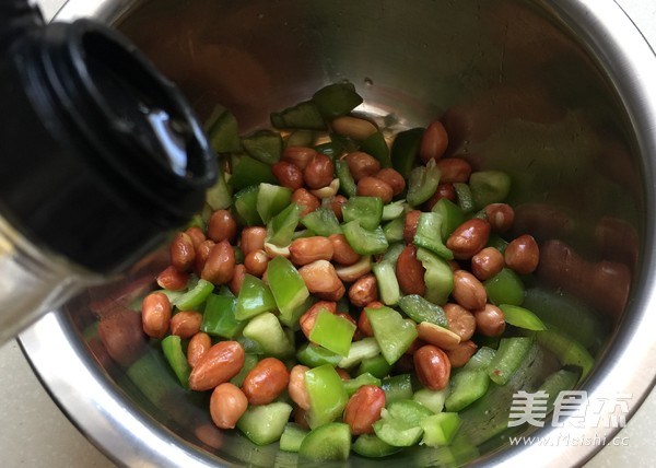 Green Peppers Mixed with Peanuts recipe