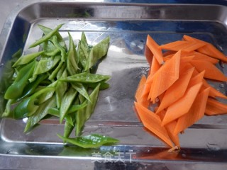 Stir-fried Pork Belly with Carrots and Green Peppers recipe