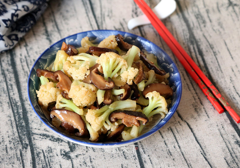 Cauliflower Stir-fried Shiitake Mushrooms recipe