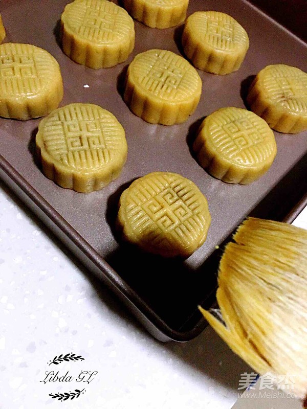 Cantonese-style Rattan Pepper Beef Mooncakes recipe