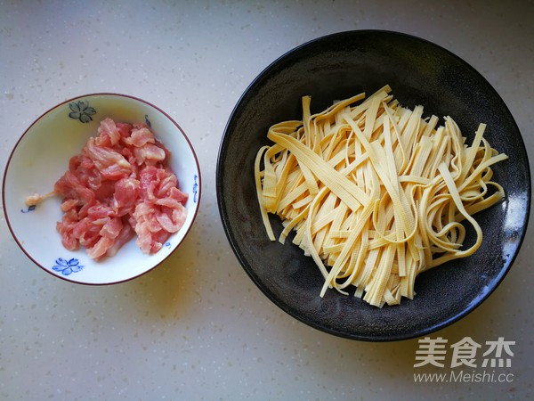 Stir-fried Shredded Pork with Celery and Bean Skin recipe