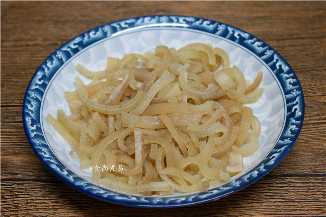 Stir-fried Coprinus with Pork Skin recipe