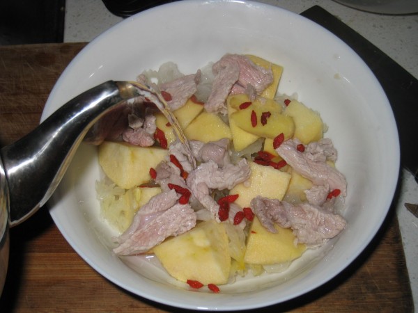 Apple Tremella Lean Meat Soup recipe