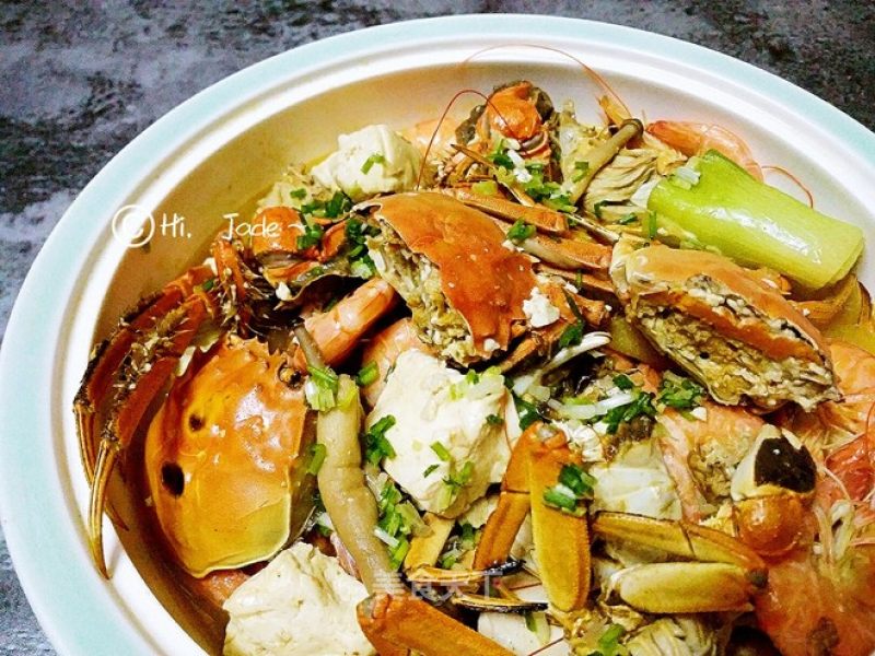 Crab, Tofu, Seafood and Mushrooms in One Pot