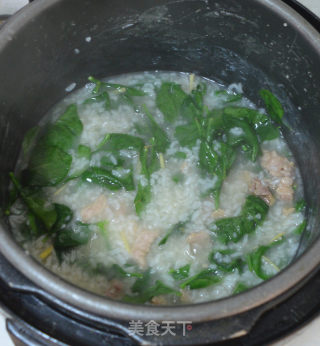 Lean Pork Congee with Wolfberry Leaves recipe