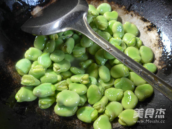 Stir-fried Broad Beans with Leek recipe