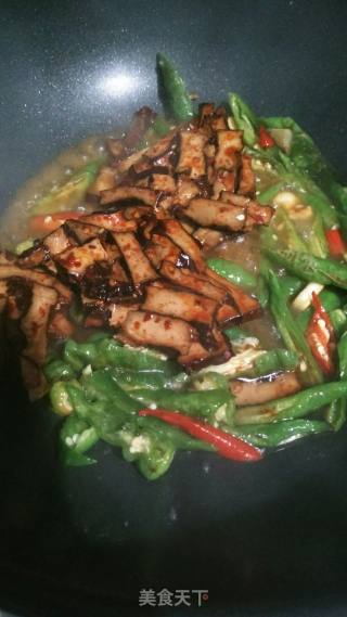 Double Pepper Stir-fried Wugang Braised Dry recipe