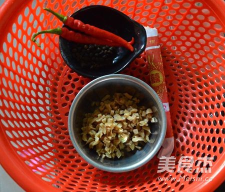 Spicy Bean Drum and Radish Noodles recipe