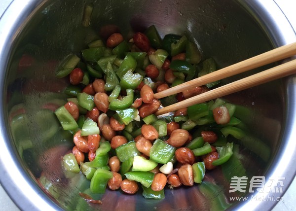 Green Peppers Mixed with Peanuts recipe