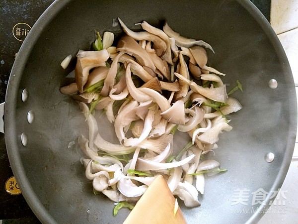 Oyster Mushroom Sliced Noodles recipe