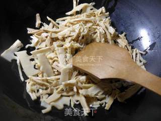 Stir-fried Bamboo Shoots with Black Fungus and Peanuts recipe