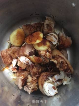 Braised Pork Knuckles with Peanuts recipe