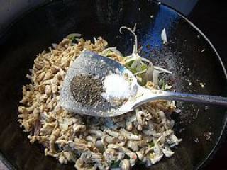 Stir-fried Shredded Chicken with Black Pepper and Onion recipe