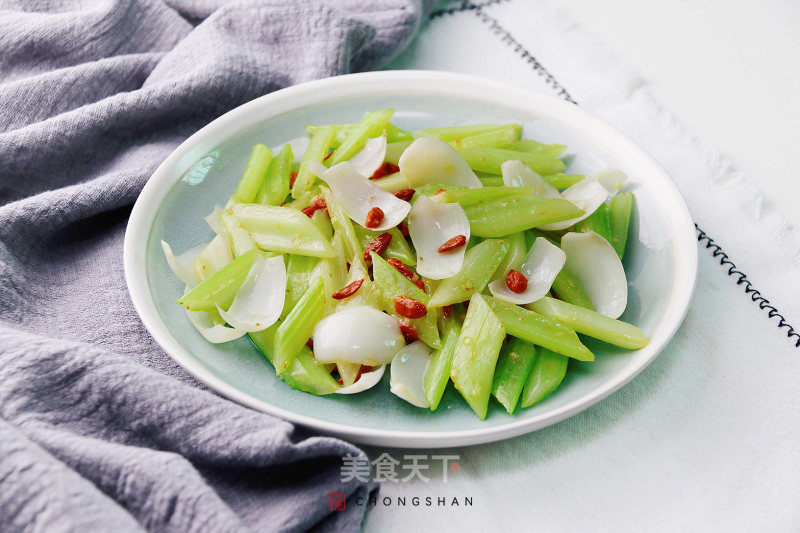 Stir-fried Fresh Lily with Celery recipe