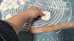 Knead The Noodles by Hand for Three Minutes, Making Dumpling Skins that are Tough, Thin and Well-wrapped recipe