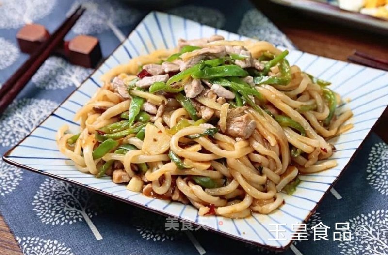 Fried Noodles with Green Pepper and Pork