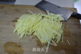 Stir-fried Shredded Potato with Chinese Chives recipe
