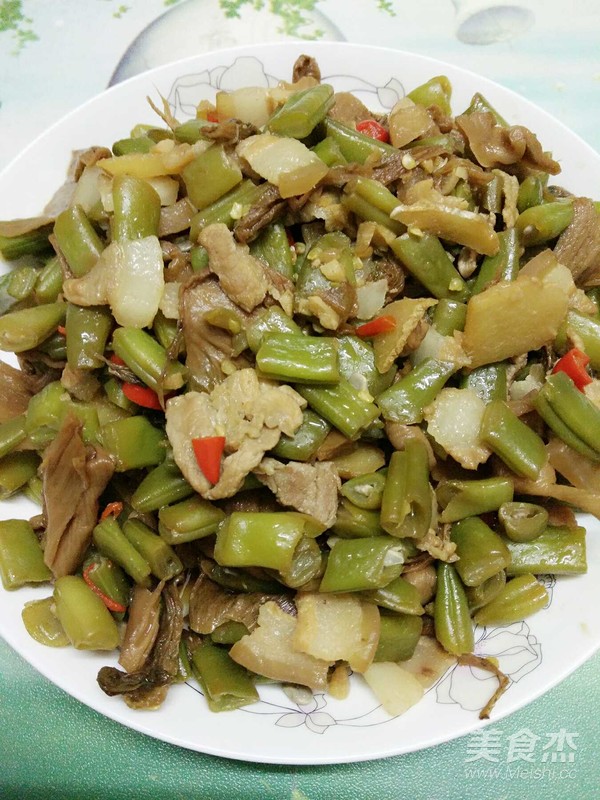 Stir-fried String Beans with Pork Belly in Dried Vegetables recipe