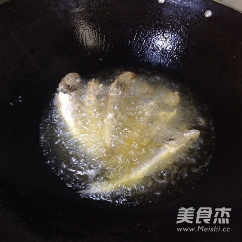 Crisp to The Bone-fried Small Yellow Croaker recipe