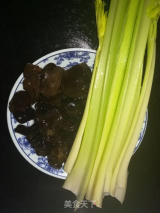 Celery Mixed with Fungus recipe