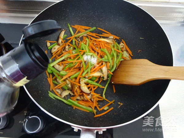 Fried Noodles with Mushrooms and Carrots recipe