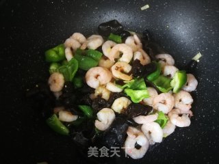 Stir-fried Shrimp with Wrinkled Pepper Fungus recipe