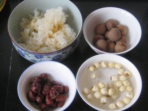 Tremella, Lotus Seed, Red Date and Longan Soup recipe