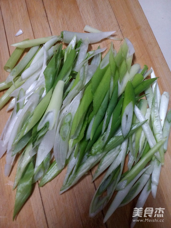 Dry Pen Tube Fish Mixed with Green Onions recipe