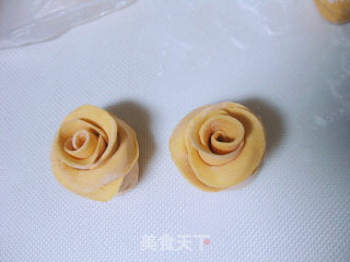 Beautiful As Flowers-pumpkin Rose Roll recipe