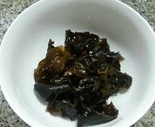 Stir-fried Black Fungus and Onion in Small Oil Recipe recipe