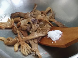 Stir-fried Bitter Gourd with White Mushroom recipe