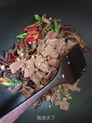 The Perfect Combination of Thinness and Meat---fried Beef with Fungus recipe
