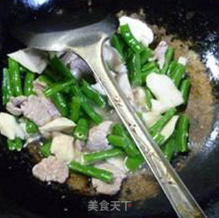 Stir-fried Plum Beans with Lean Pork and Bailing Mushroom recipe