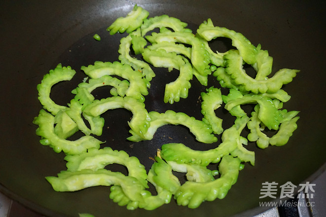 Stir-fried Bitter Gourd with Spicy Cabbage and Egg recipe