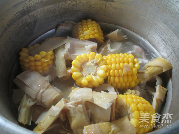 Corn Lamb's Tail Bamboo Shoots Trotters Soup recipe